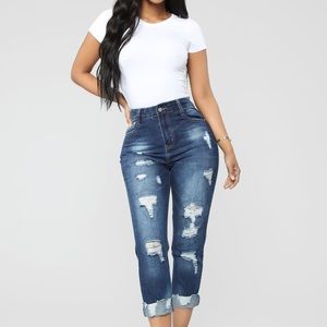 Standing out distressed boyfriend jeans